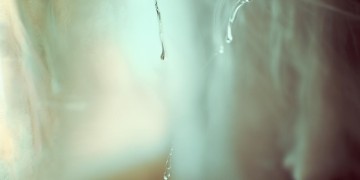 泪水背叛双眼到底是哪首歌？