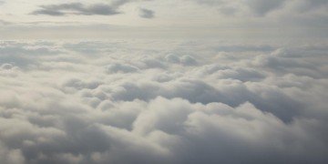 天空中灰色的云究竟是哪首歌？