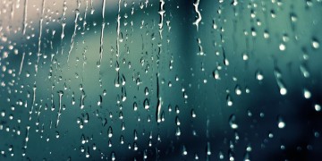 车窗外雨下得那么这句歌词出自哪首歌？