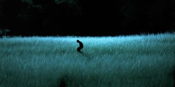 长夜里徒然奔跑出自哪首歌？